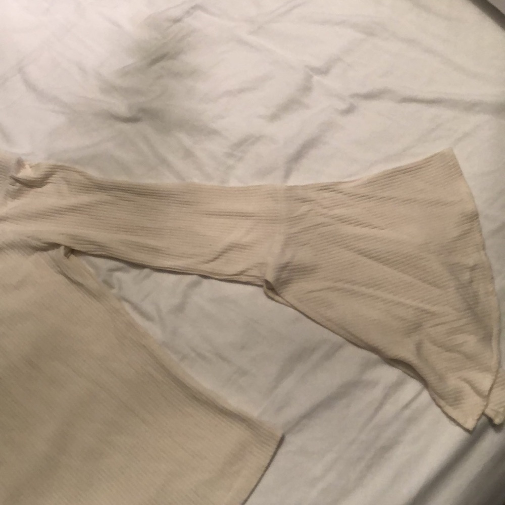 Off shoulder bell sleeve top - Picture 3 of 4